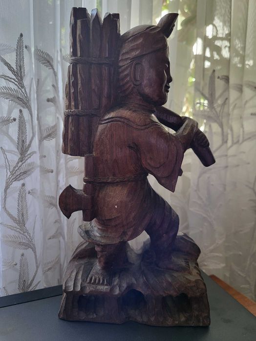 Резная деревянная фигурка "Дровосек" — ручная работа, красное дерево