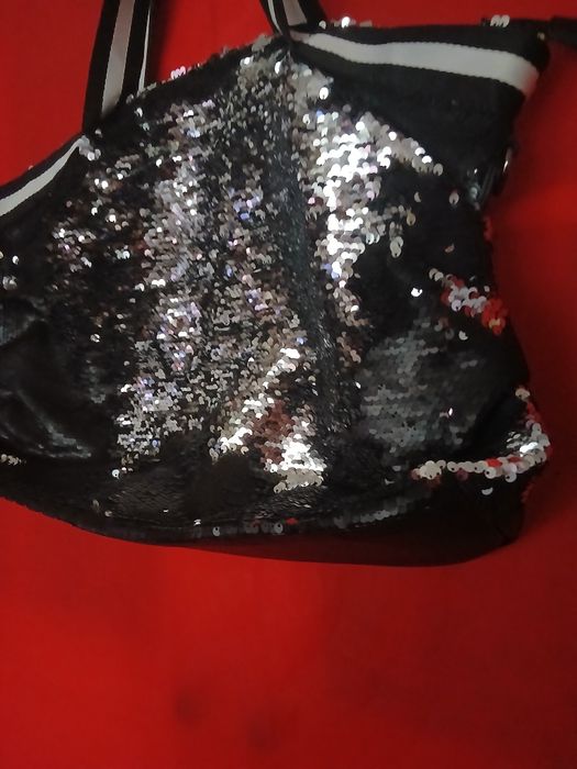 Bolso maravilhoso em payetes
