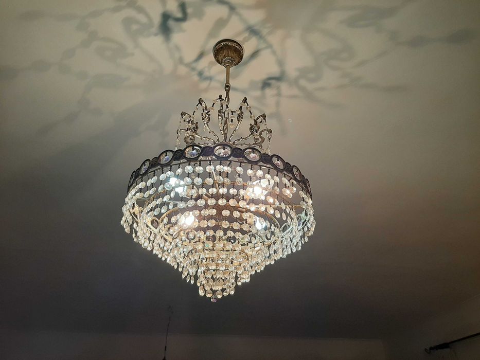 Candeeiro de teto em latão dourado e cristal.