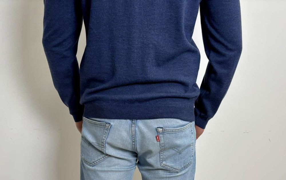 Hugo Boss sweter w serek męski XL 100%wełna
100%wełna 
Rozmiar XL
kolo