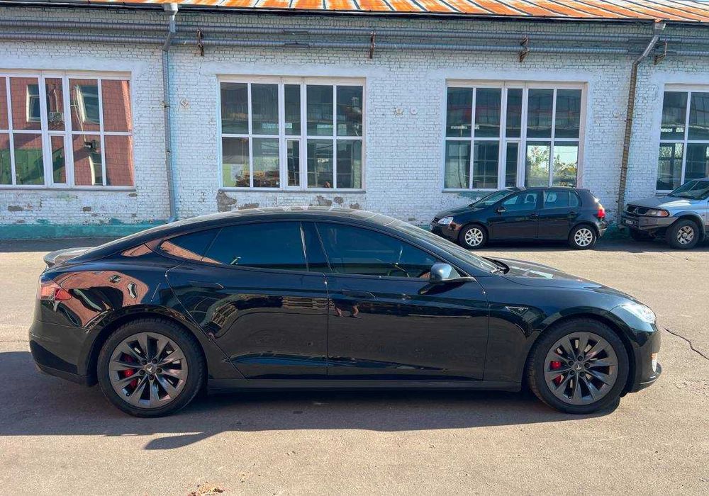 ОРЕНДА TESLA MODEL S від 25$ сутки 225$ неділя