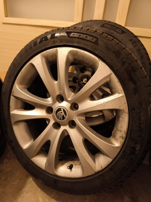 Oryginalne felgi Skoda z oponami 225/45/17