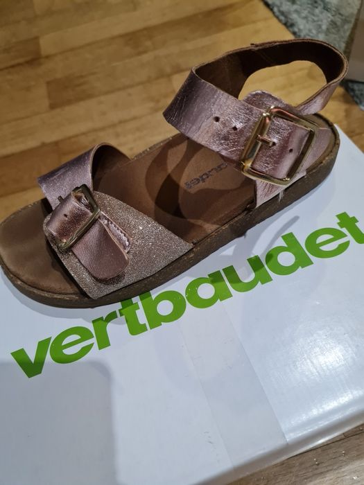 Sandálias rosa brilhante 31