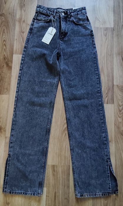 Стильные джинсы трендового цвета для худенькой девочки