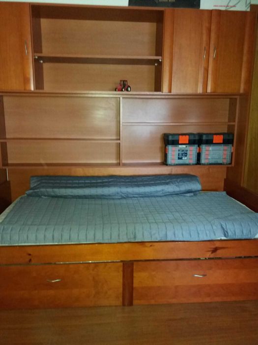 Studio imitação nogueira com 2 camas de solteiro