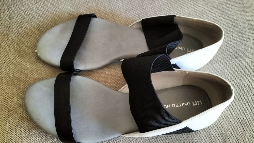 Sandália fechada atrás