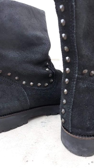 Botas de pele com tachas.