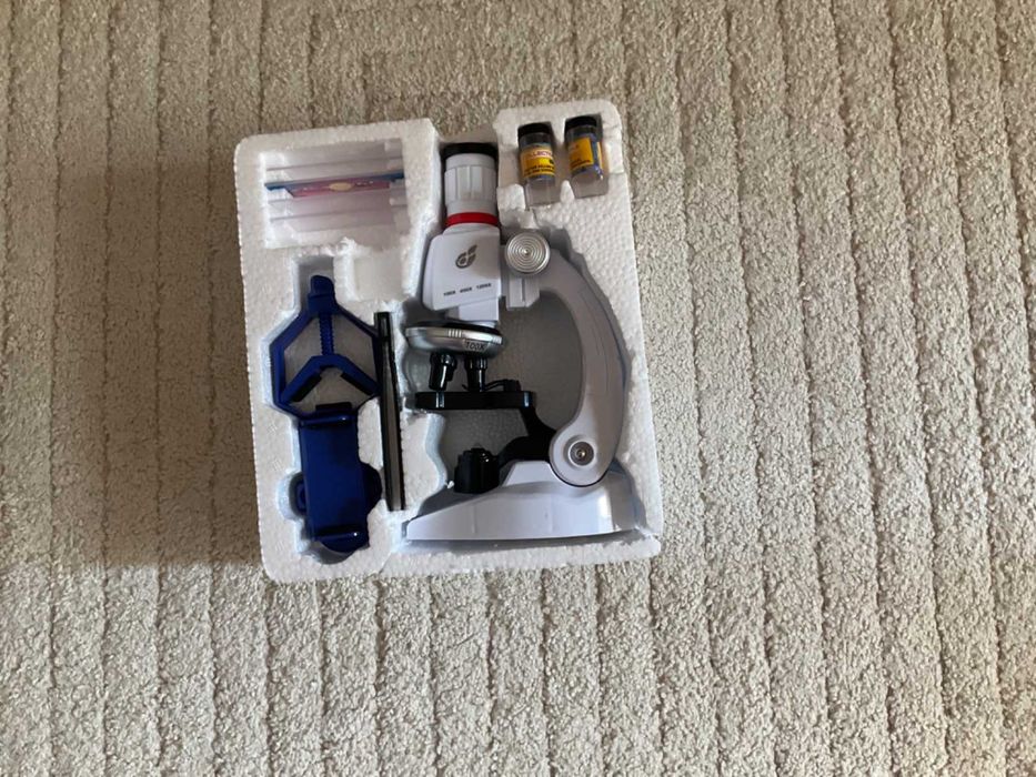 MIcroscopio novo com 48 slides preparados