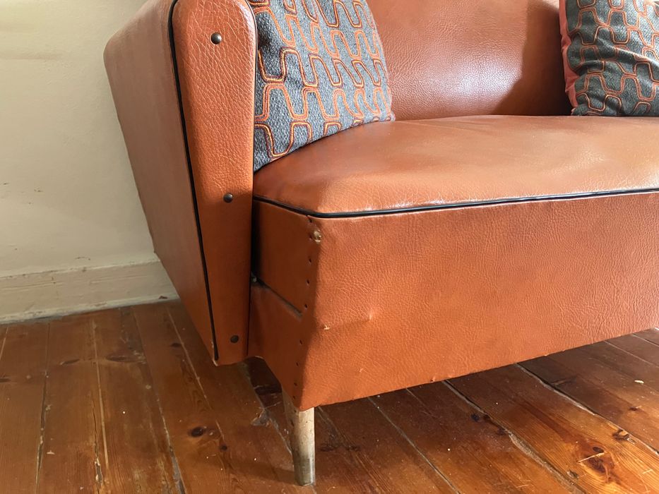 Sofá vintage pés de palito