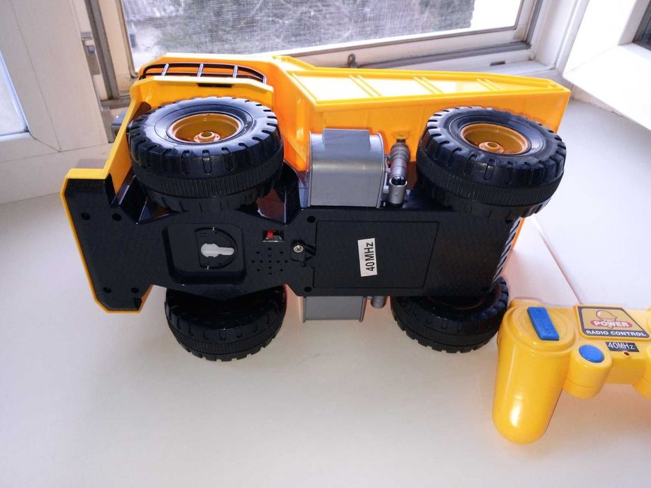 Машина самосвал на радиоуправлении