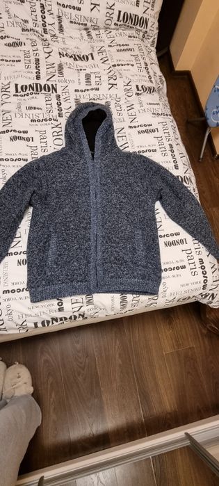 Ciepły sweter z kapturem
