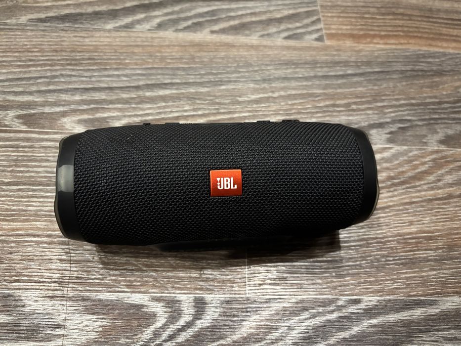 Продам колонку JBL charge 3
