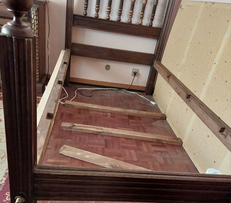 Cama de madeira  antiga