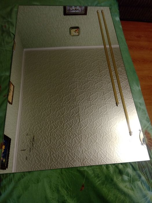 Дзеркала з кріпленням і без.