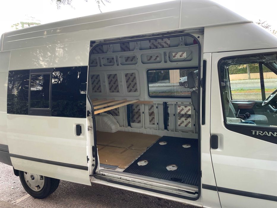 Ford Transit 2013 – 132.000 km – Bom Estado –  Nova Inspeção – Perfeito para Camper