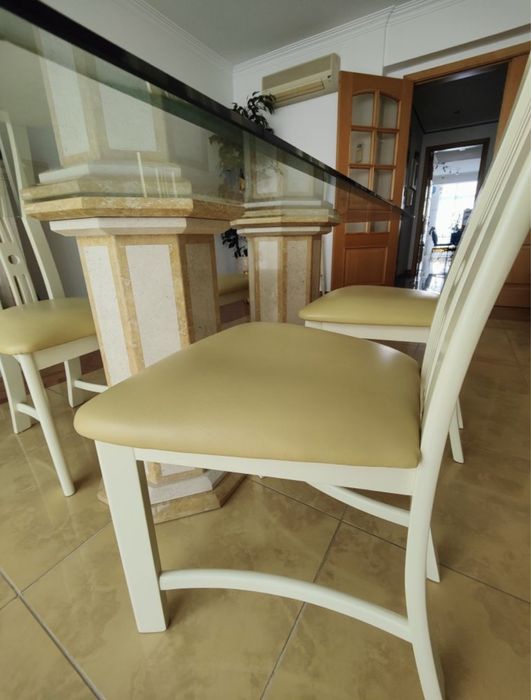 Mesa de Jantar com 4 cadeiras e 2 bancos de bar