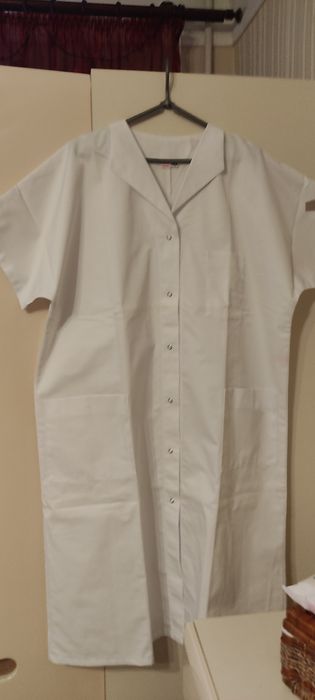 Медичний білий халат.