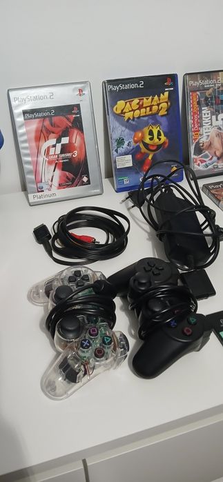 Playstation PS2 com comandos e jogos