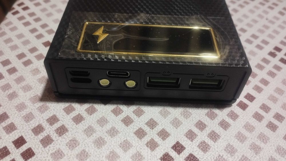 Корпус повербанка - швидка зарядка телефону та самого повербанку.