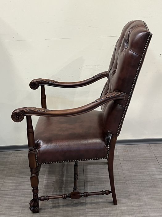 Антикварне крісло в стилі Честерфілд з різьбленням. Німеччина