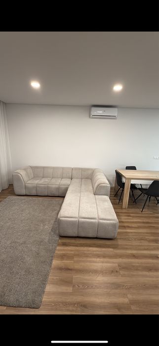 Conjunto de sala completo – Sofá em L + Móvel TV + Mesa com 4 cadeiras