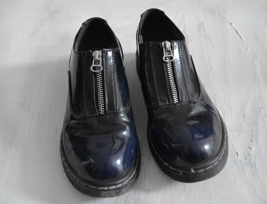 czarne oksfordy lakierowane półbuty na jesień suwak r.39 lakierki