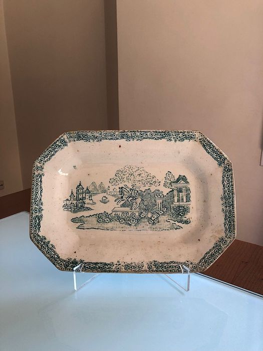 Loiças e decoração variada