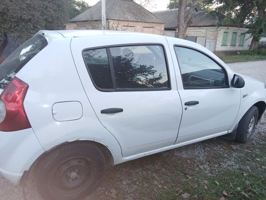 Машина  Dacia Sandero