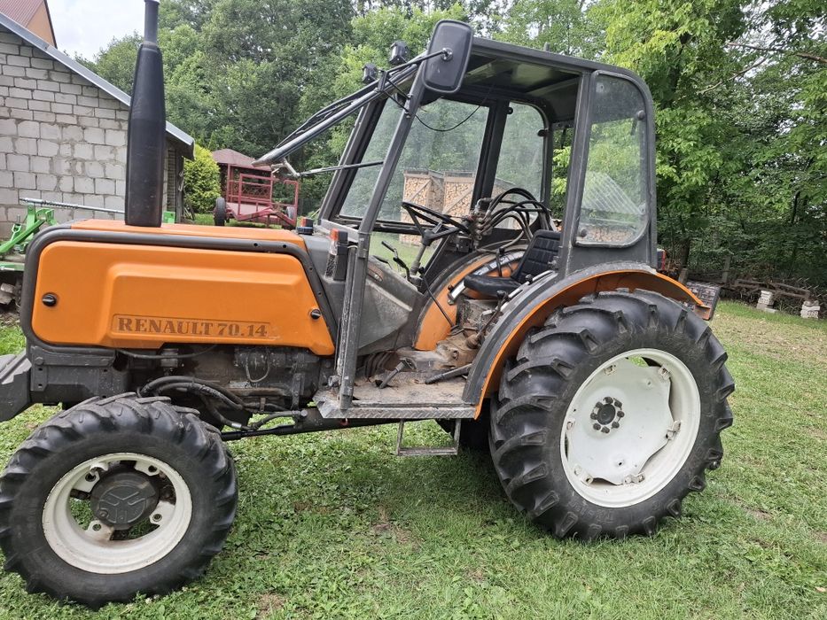 Ciagnik sadowniczy Renault 7014