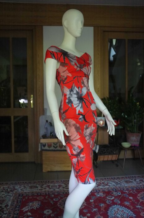 ołówkowa czerwona koktajlowa sukienka midi ASOS bardotka kwiaty kołnierz retro vintage pin-up