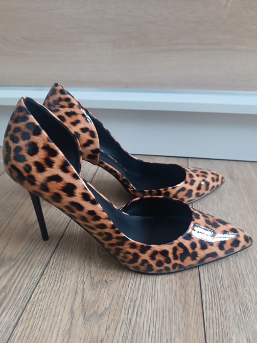 Burgundowe wysokie obcasy