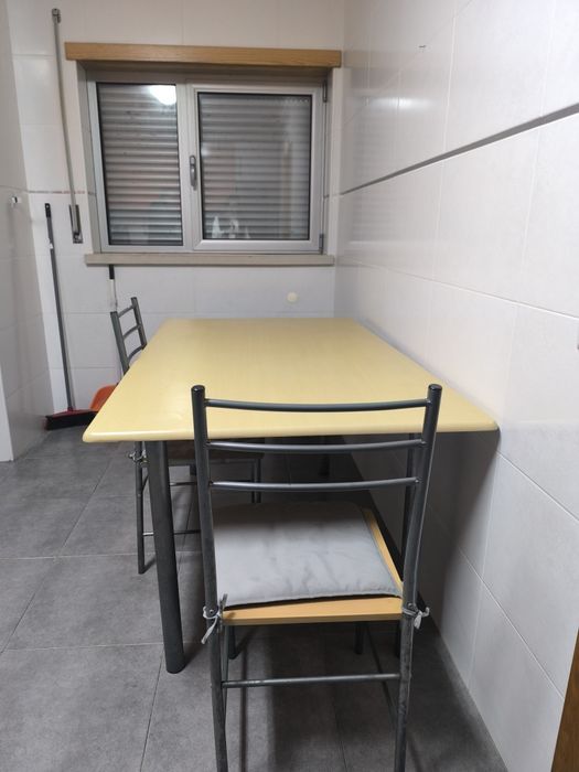 Mesa de cozinha e cadeiras
