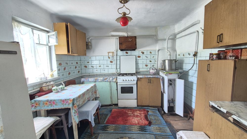 Частина будинку біля озера