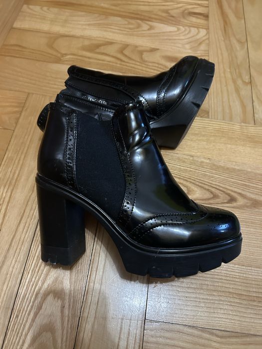 Ocieplane czarne lakierki na obcasie