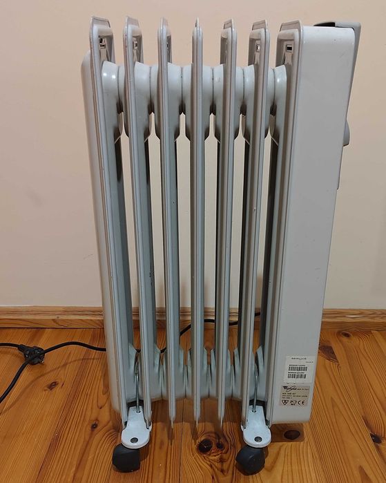Grzejnik olejowy, przenoścny elektryczy Whirlpool AMB 467 moc 1500W