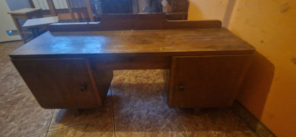 Stara toaletka z lustrem