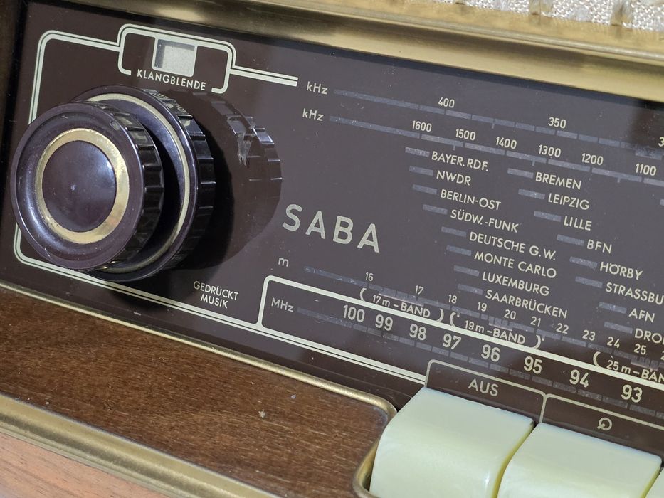 Rádio antigo reparado SABA