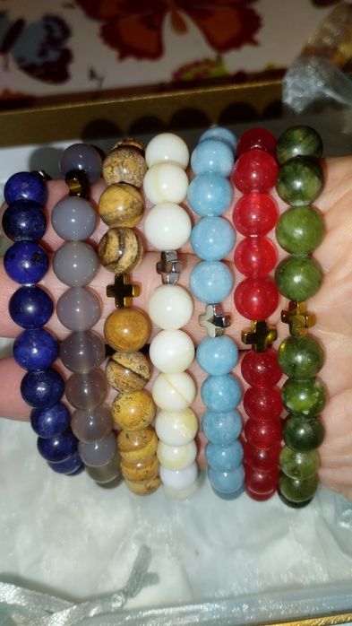 Pulseiras de pedras preciosas com cruz em prata