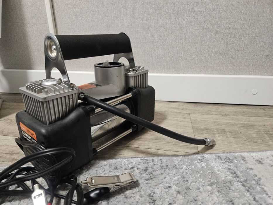 Автомобільний двопоршевий компресор  в працюєчому стані