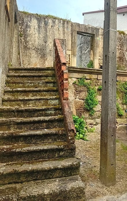 Moradia em ruínas para reconstrução