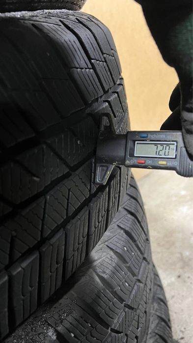 Комплект зимової гуми 215/60/17 Barum