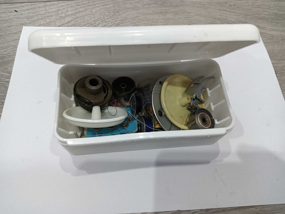 Maszyna do szycia sam przybornik VERITAS szpulki stopki igły