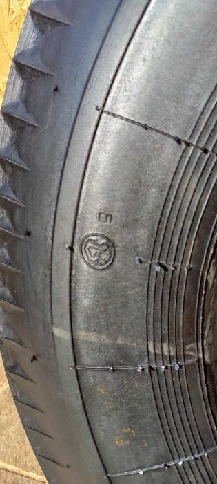 Нова оригінальна шина Я-201 на ГАЗ-13 Чайка.