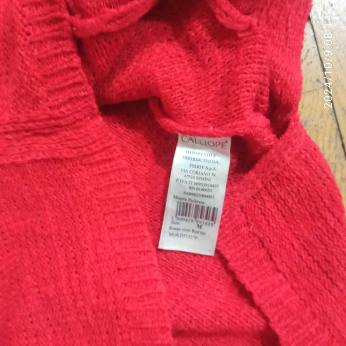 sweter cienki czerwony z delikatnie dzianym prostym wzorem