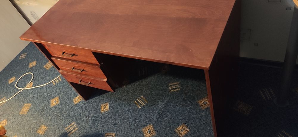 Стіл письмовий, дерев'яний.