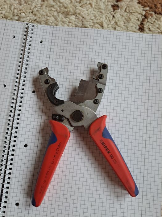 KNIPEX 90 25 20 професійний труборіз
