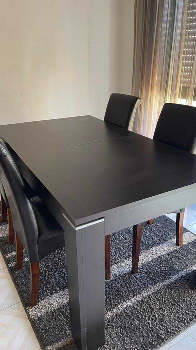 Mesa de jantar e 4 cadeiras