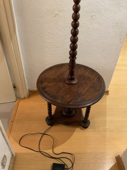 Candeeiro de pé com mesa de apoio