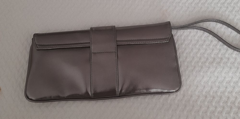 Pochetes prateada e roxa