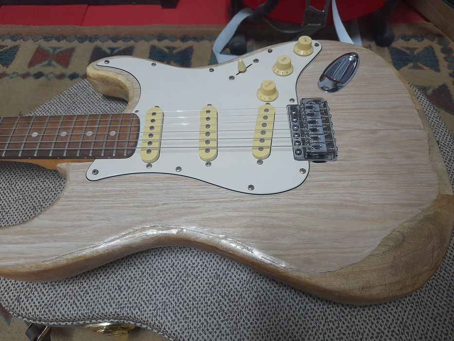Guitarra vintage ,mas em muito bom estado.
